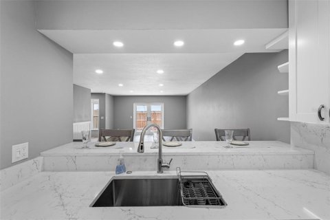 Touwnhouse à louer à Tampa, Floride: 2 chambres, 132.29 m2 № 2226279 - photo 13