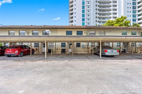 Townhouse in Tampa, Florida 2 bedrooms, 132.29 sq.m. № 2226279