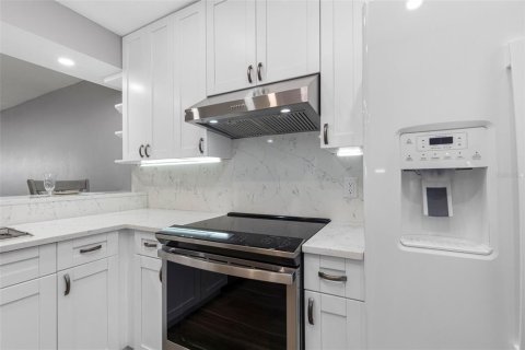 Touwnhouse à louer à Tampa, Floride: 2 chambres, 132.29 m2 № 2226279 - photo 12