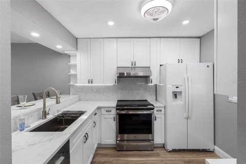 Touwnhouse à louer à Tampa, Floride: 2 chambres, 132.29 m2 № 2226279 - photo 11