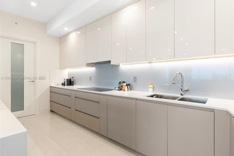 Condo in Sunny Isles Beach, Florida, 2 bedrooms № 2248528 - photo 15