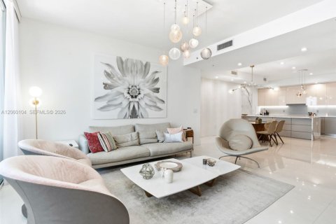 Condo in Sunny Isles Beach, Florida, 2 bedrooms № 2248528 - photo 3