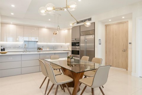 Condo in Sunny Isles Beach, Florida, 2 bedrooms № 2248528 - photo 11