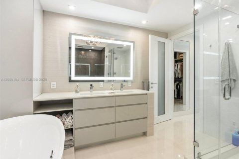 Condo in Sunny Isles Beach, Florida, 2 bedrooms № 2248528 - photo 23