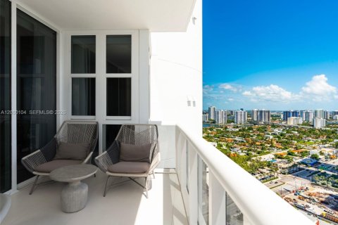 Condo in Sunny Isles Beach, Florida, 2 bedrooms № 2248528 - photo 8