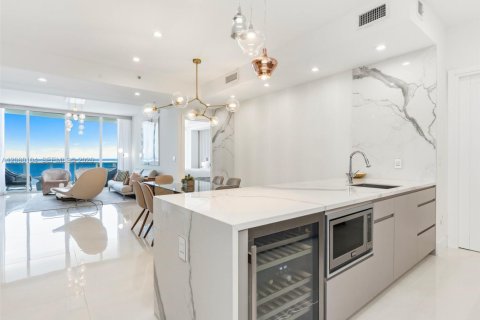 Condo in Sunny Isles Beach, Florida, 2 bedrooms № 2248528 - photo 13