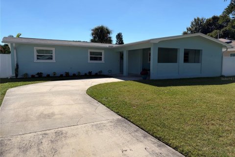 House in Dunedin, Florida 3 bedrooms, 137.77 sq.m. № 2431768
