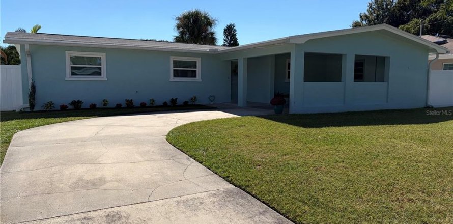 House in Dunedin, Florida 3 bedrooms, 137.77 sq.m. № 2431768