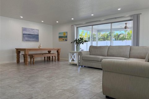 House in Dunedin, Florida 3 bedrooms, 137.77 sq.m. № 2431768 - photo 6