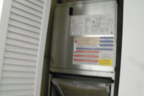 Condo in Hallandale Beach, Florida, 1 bedroom  № 2000529 - photo 11