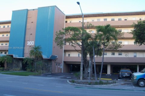 Condo in Hallandale Beach, Florida, 1 bedroom  № 2000529