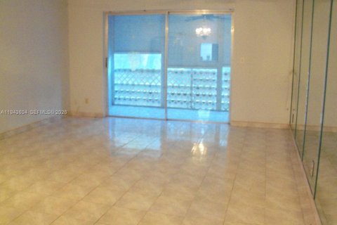 Condo in Hallandale Beach, Florida, 1 bedroom  № 2000529 - photo 5