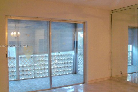 Condo in Hallandale Beach, Florida, 1 bedroom  № 2000529 - photo 6