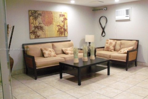 Condo in Hallandale Beach, Florida, 1 bedroom  № 2000529 - photo 3