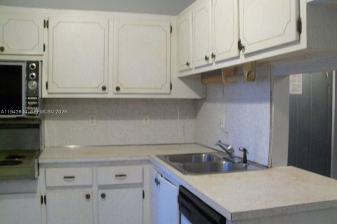 Condo in Hallandale Beach, Florida, 1 bedroom  № 2000529 - photo 9