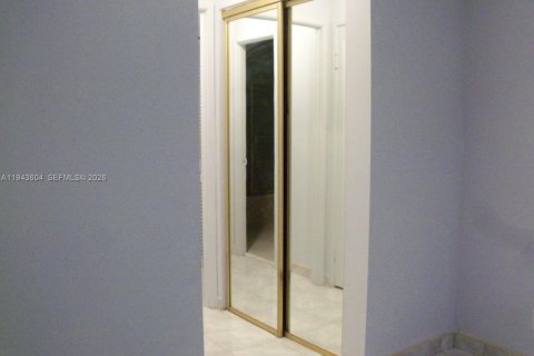 Condo in Hallandale Beach, Florida, 1 bedroom  № 2000529 - photo 10