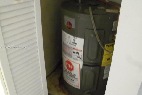 Condo in Hallandale Beach, Florida, 1 bedroom  № 2000529 - photo 12