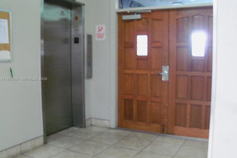 Condo in Hallandale Beach, Florida, 1 bedroom  № 2000529 - photo 2