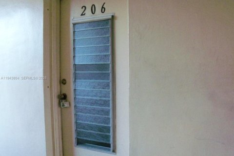 Condo in Hallandale Beach, Florida, 1 bedroom  № 2000529 - photo 4