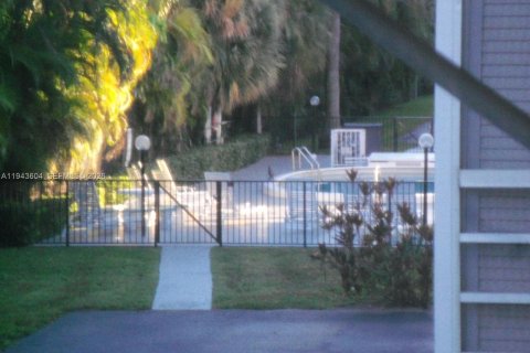 Condo in Hallandale Beach, Florida, 1 bedroom  № 2000529 - photo 15