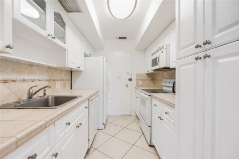 Condo in Miami Beach, Florida  № 1860620 - photo 13
