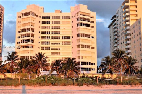 Condo in Miami Beach, Florida  № 1860620 - photo 20