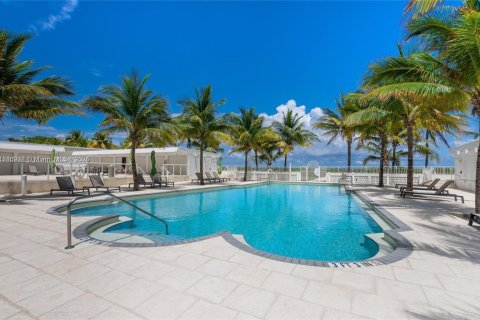 Condo in Miami Beach, Florida  № 1860620 - photo 2