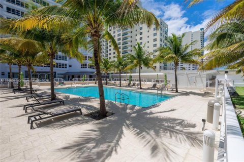 Condo in Miami Beach, Florida  № 1860620 - photo 25