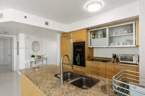 Condominio en venta en Hallandale Beach, Florida, 2 dormitorios, 135.45 m2 № 2034843 - foto 9