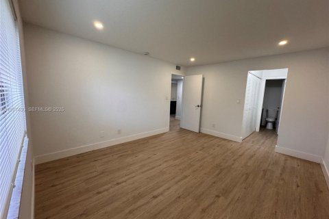 Condo in Hollywood, Florida, 2 bedrooms № 2043977 - photo 11
