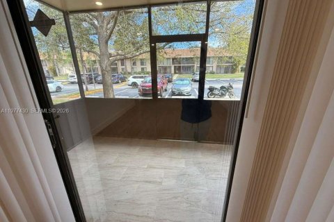 Condo in Hollywood, Florida, 2 bedrooms № 2043977 - photo 3