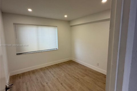 Condo in Hollywood, Florida, 2 bedrooms № 2043977 - photo 15