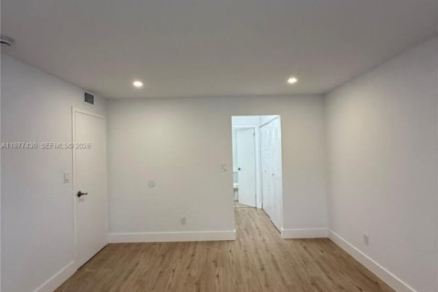 Condo in Hollywood, Florida, 2 bedrooms № 2043977 - photo 8