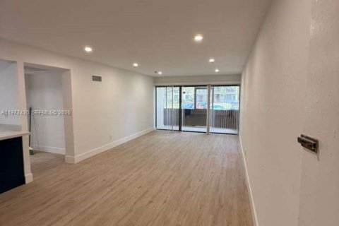 Condo in Hollywood, Florida, 2 bedrooms № 2043977 - photo 2