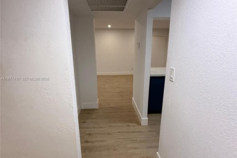 Condo in Hollywood, Florida, 2 bedrooms № 2043977 - photo 4