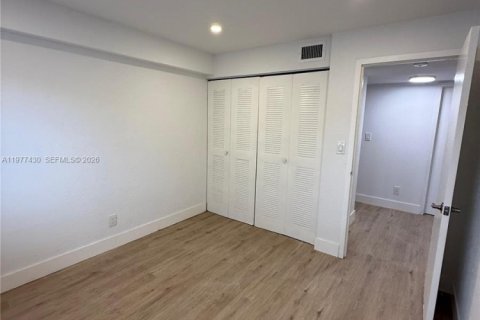 Condo in Hollywood, Florida, 2 bedrooms № 2043977 - photo 14