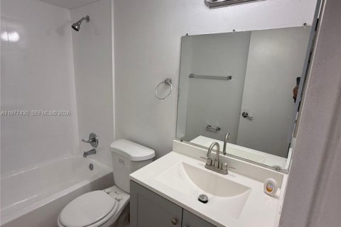 Condo in Hollywood, Florida, 2 bedrooms № 2043977 - photo 13