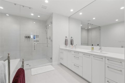 Condo in Saint Petersburg, Florida, 3 bedrooms № 2208103 - photo 14