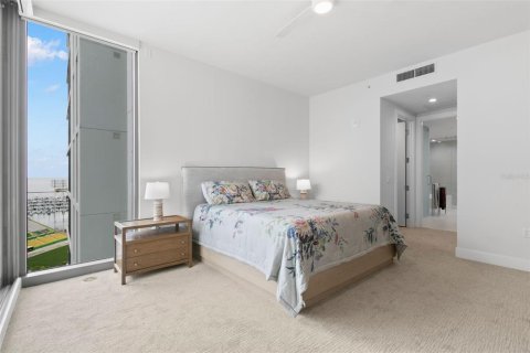 Condo in Saint Petersburg, Florida, 3 bedrooms № 2208103 - photo 12