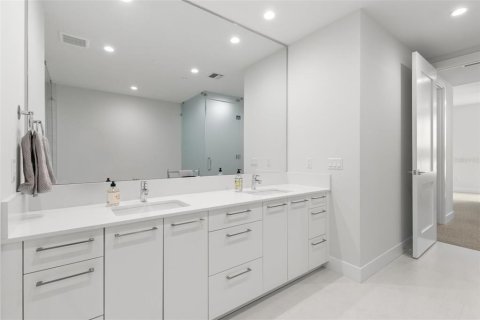 Condo in Saint Petersburg, Florida, 3 bedrooms № 2208103 - photo 15