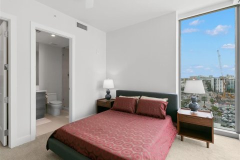 Condo in Saint Petersburg, Florida, 3 bedrooms № 2208103 - photo 17
