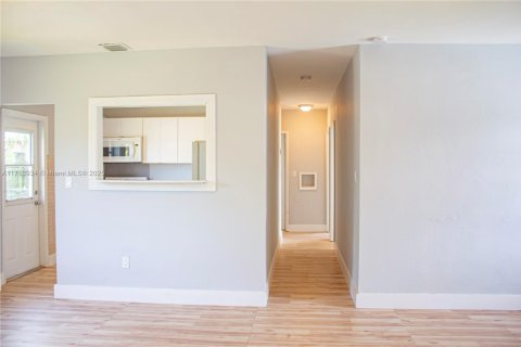 Casa en venta en Miami, Florida, 4 dormitorios, 107.4 m2 № 1704893 - foto 3
