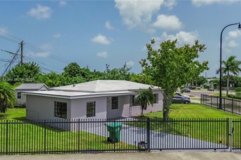 Casa en venta en Miami, Florida, 4 dormitorios, 107.4 m2 № 1704893 - foto 2