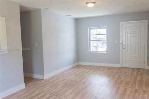 Casa en venta en Miami, Florida, 4 dormitorios, 107.4 m2 № 1704893 - foto 7