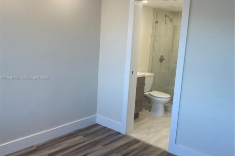 Condo in Miami, Florida, 2 bedrooms  № 2052808 - photo 11