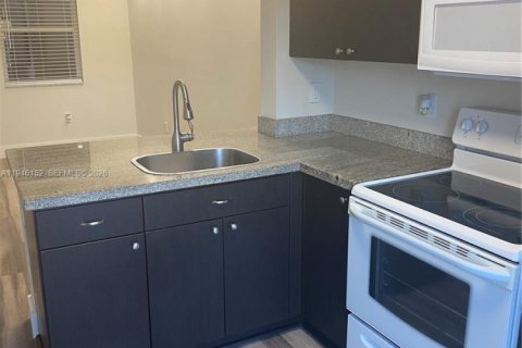 Condo in Miami, Florida, 2 bedrooms  № 2052808 - photo 5