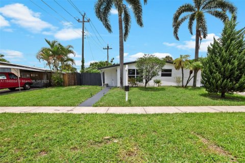 House in Davie, Florida 2 bedrooms, 79.34 sq.m. № 1852065 - photo 1