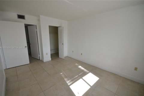Condo in Miami, Florida, 1 bedroom  № 2262271 - photo 8