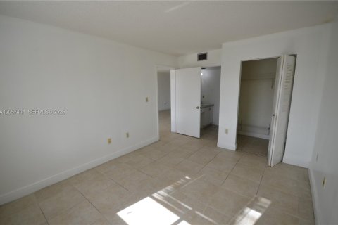 Condo in Miami, Florida, 1 bedroom  № 2262271 - photo 9