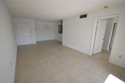 Condo in Miami, Florida, 1 bedroom  № 2262271 - photo 5